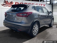 This Nissan Qashqai boasts a Regular Unleaded I-4 2.0 L/122 engine powering this Variable transmissi... (image 5)