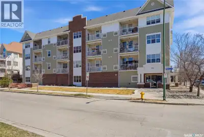 Experience effortless urban living in this immaculate, west-facing contemporary condo. Flooded with...