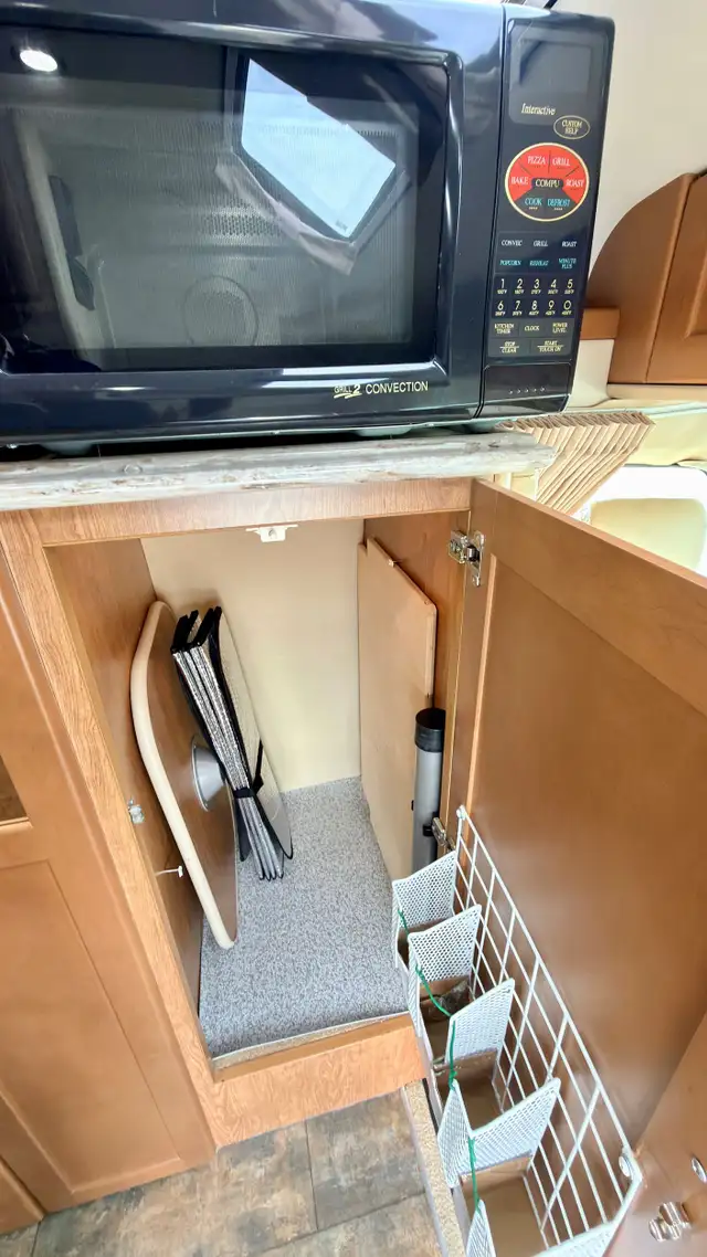 2010 PLEASURE-WAY Excel TS in RVs & Motorhomes in Victoria - Image 12