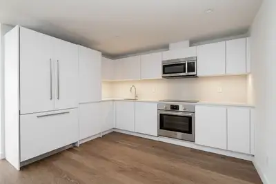 renovated three bedroom, bloor and castle frank - ID 693