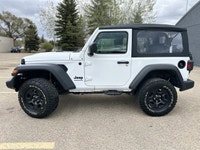 This Jeep Wrangler Sport 4x4 6 Speed Manual delivers a Regular Unleaded V-6 3.6 L/220 engine powerin... (image 1)
