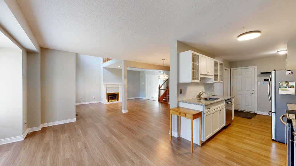 BRIGHT AND SPACIOUS 2 + DEN TOWNHOME NEAR MASONVILLE MALL 5