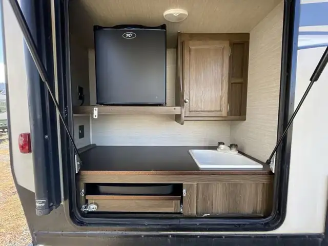 2017 Keystone RV Premier Ultra Lite 26RBPR in Travel Trailers & Campers in Kamloops - Image 16