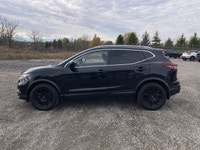 This Nissan Qashqai has a dependable Gas 4cyl 2.0 L engine powering this Variable transmission. Sunr... (image 9)