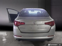 La Kia Optima 2013 se démarque par son design audacieux et moderne, qui lui donne une allure sportiv... (image 5)
