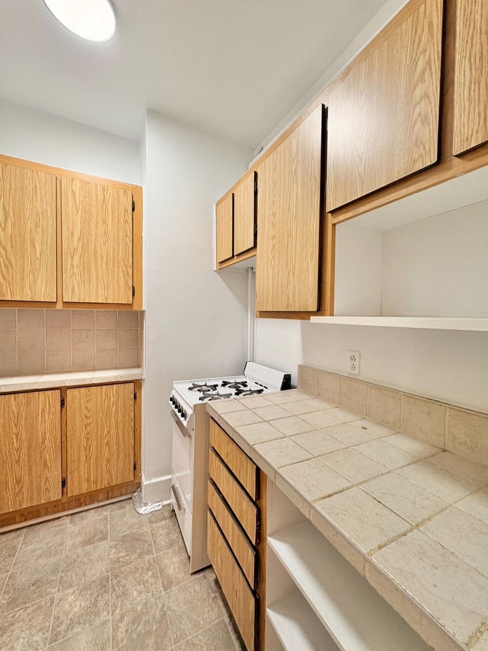 Large 2 bedrooms - Westmount - Appliances and water included 5