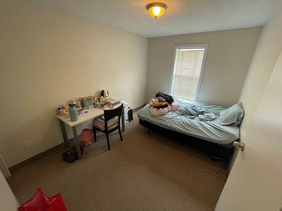 Clean & Spacious Bedrooms Available In a 5-Bedroom Two-Story Apa 4