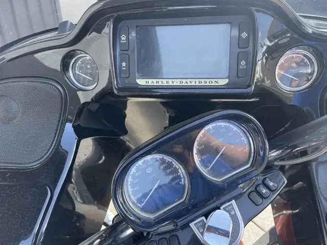 2015 Harley-Davidson® FLTRUSE CVO™ Road Glide® Ultra in Touring in Pembroke - Image 9