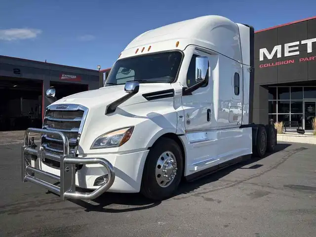 2026 Freightliner Cascadia ParkSmart Unit, Safety Certified, cal in Heavy Trucks in Hamilton - Image 3