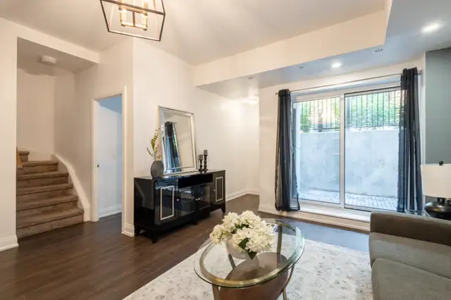 3+1Br 3Bath 1195 SF Condo Townhouse, Vaughn (N12159254) in Houses for Sale in Mississauga / Peel Region - Image 4