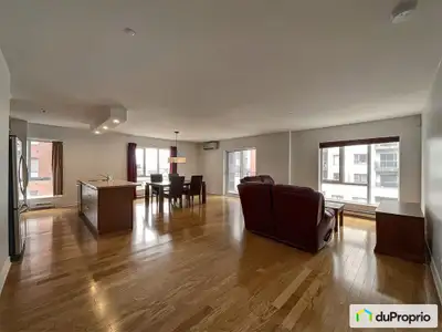 Vaste et beau condo de coin (sud-est) situé au 7e étage avec garage intérieur! Grande fenestration....