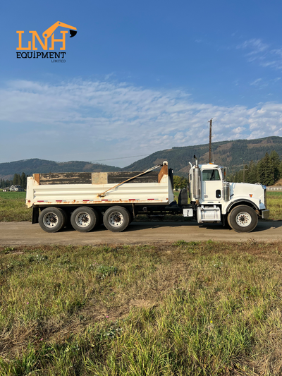 2000 Freightliner FLD 120SD Dump Truck | 957,779 kms | Cummins 6 Cylinder 14 L Diesel 460 hp Engine,...