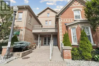 Welcome to this bright and well maintained Condo Suite in the heart of Maple. 1+1 bedroom, Master ba...