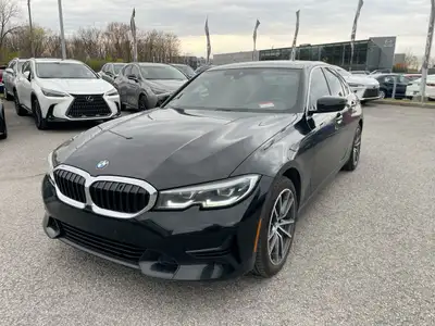 Le modèle 2020 de la BMW 3 Series dans la configuration 330i xDrive est équipé d’un moteur 4 cylindr...