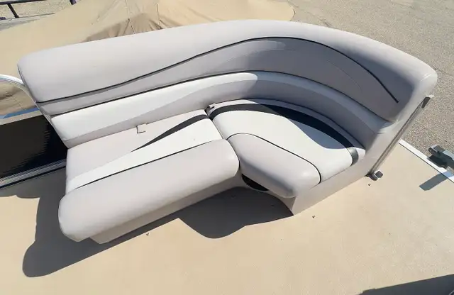 2010 Bennington 2275 GSI used pontoon boat in Powerboats & Motorboats in Prince Albert - Image 7