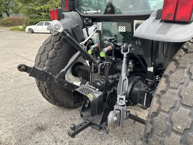 2009 New Holland T4020 Utility Tractor in Heavy Trucks in Delta/Surrey/Langley - Image 16