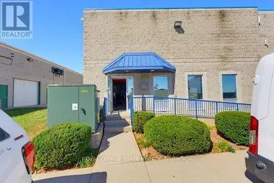 Position your business for maximum operational efficiency in this highly versatile commercial facili...