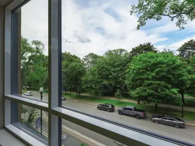 STUNNING PENTHOUSE - SPACIOUS 3 BEDROOM + DEN WITH BEAUTIFUL DOWNTOWN VIEWS Choose upscale living in...