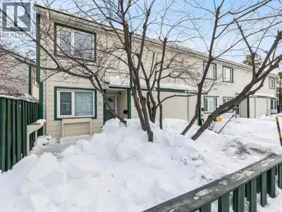 Discover easy living at 71-100 Lewes Blvd, a bright end-unit townhome in a well-established neighbou...