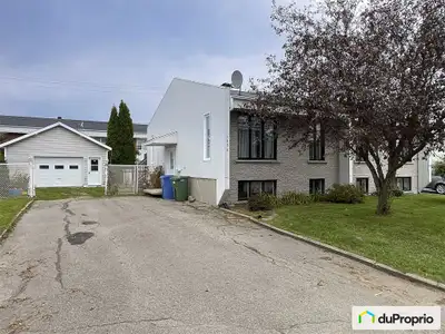 Jumelé à vendre - Chicoutimi Joli jumelé situé dans un secteur paisible et familial de Chicoutimi, à...