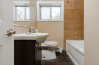Looking for the ideal student rental near Queen's University? This modern and spacious 3-bedroom uni... (image 6)