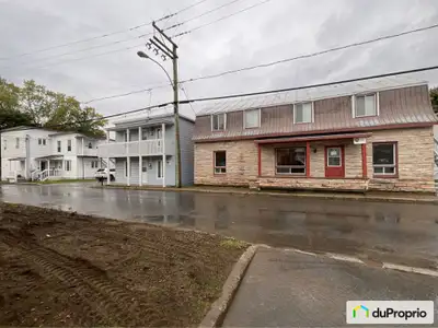#1 Comprend 2 logements de 5 1/2 pièces et un garage loué 2 portes. Possibilité de propriétaire occu...
