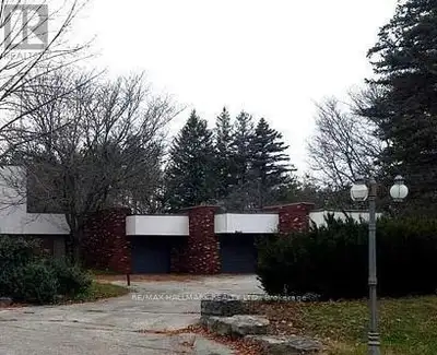 3 Car garage for lease, it could be used as a storage or simply park you winter car. Safe and high e...