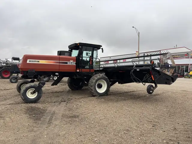 2005 Hesston 9240 in Farming Equipment in Swift Current - Image 3