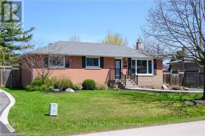 Stunning bungalow located in a peaceful Bronte neighbourhood. This beautifully newly renovated 3+1 b...