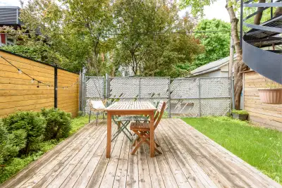Grand Rdc à louer 2 chambres avec cour dans Ville-Marie (Mtl)
