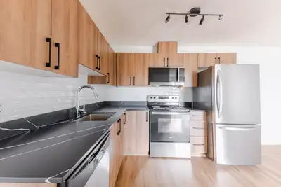 Amenities: Fitness Centre • Resident Lounge • Heat & Water Included Suite & Building: Bachelor, one-...