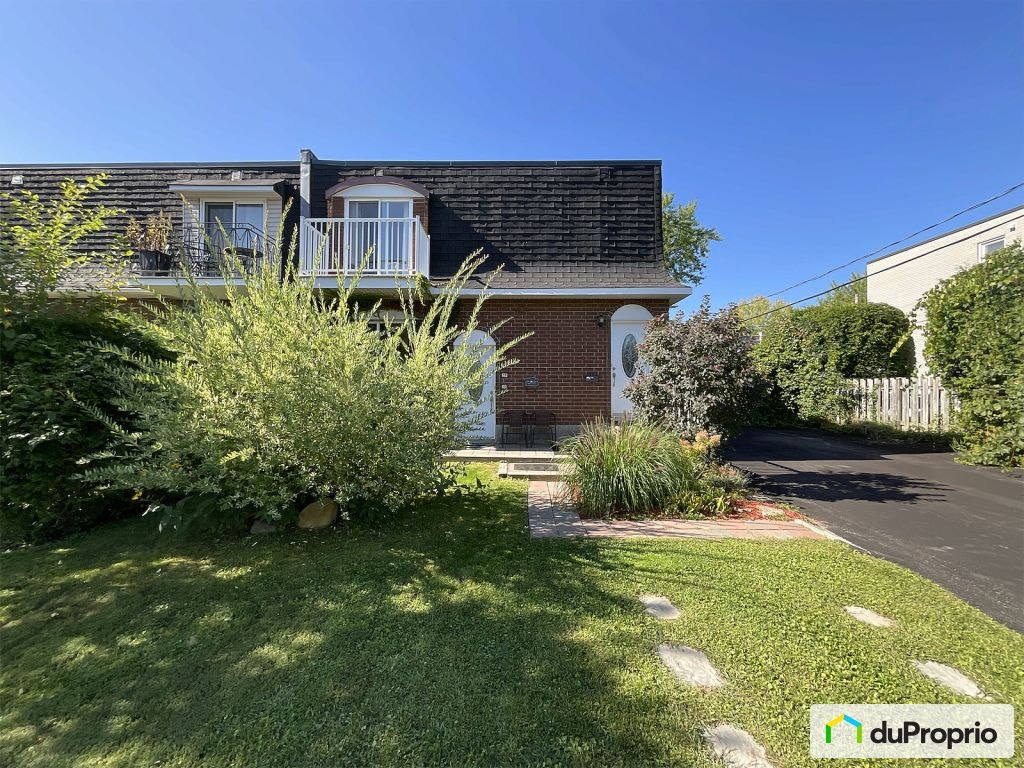 $869,000 - Triplex for sale in Boisbriand — photo 1