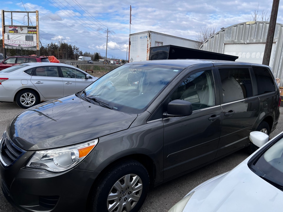 Volkswagen Routan 2010 photo 2