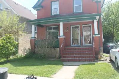 Clean & Spacious Room in the heart of Kitchener