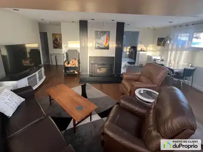 Maison au goût du jour avec foyer au bois. Cuisine lumineuse et bien équipée (comptoir en quartz, pl...