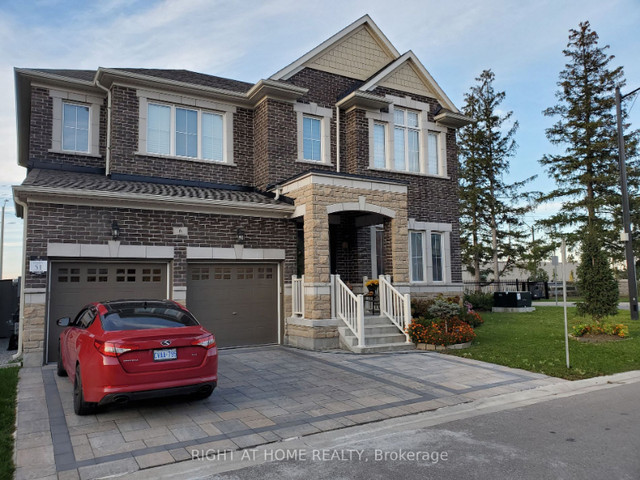 Located in Aurora - It's a 5 Bdrm 5 Bth in Houses for Sale in Markham / York Region