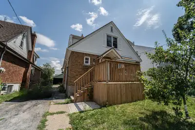 2 Bed / 1 Bath Rental Unit in St. Catharines - Utilities & Parking Included - $1,649/month Welcome t...
