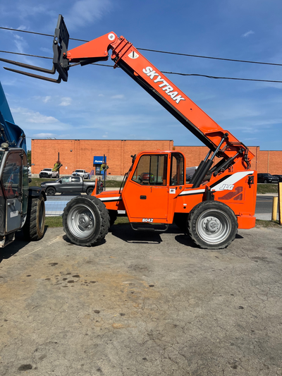 2014 Skytrak 8000 lbs/ 42f reach/ 4100 hours/ mint condition/ comes with warranty/safety. Financing...
