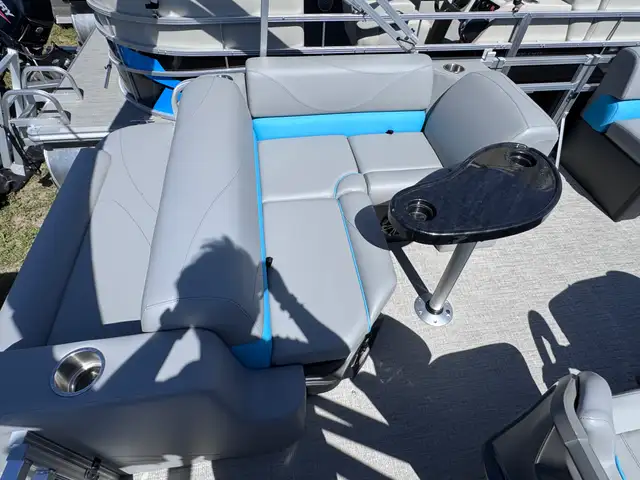2025 Legend LE 19 RS EXT Pontoon Boat in Powerboats & Motorboats in Barrie - Image 17