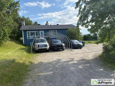 Maison à vendre à Les Bergeronnes 4 chambres et 1 chambre des maitres avec un genre de walk-in sur u...