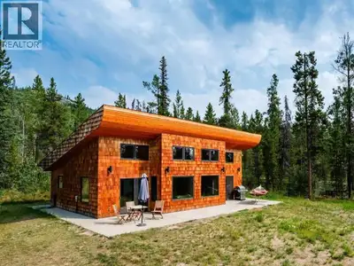 Discover one of the Yukon's most unique country properties, located just 20 minutes from Whitehorse...