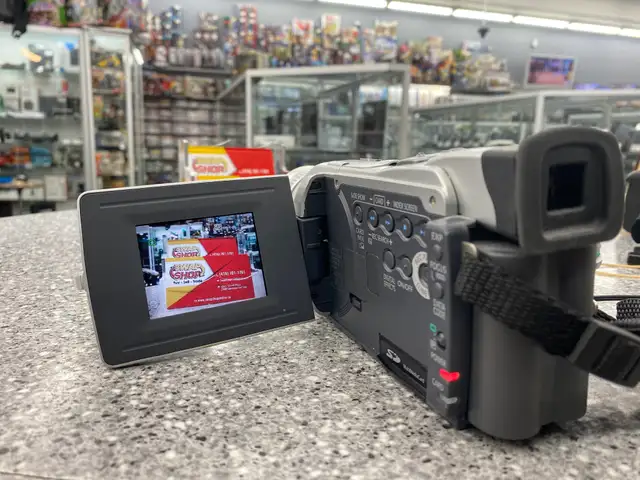 Canon Optura 10 Mini Digital Video Camcorder in Cameras & Camcorders in City of Toronto - Image 3