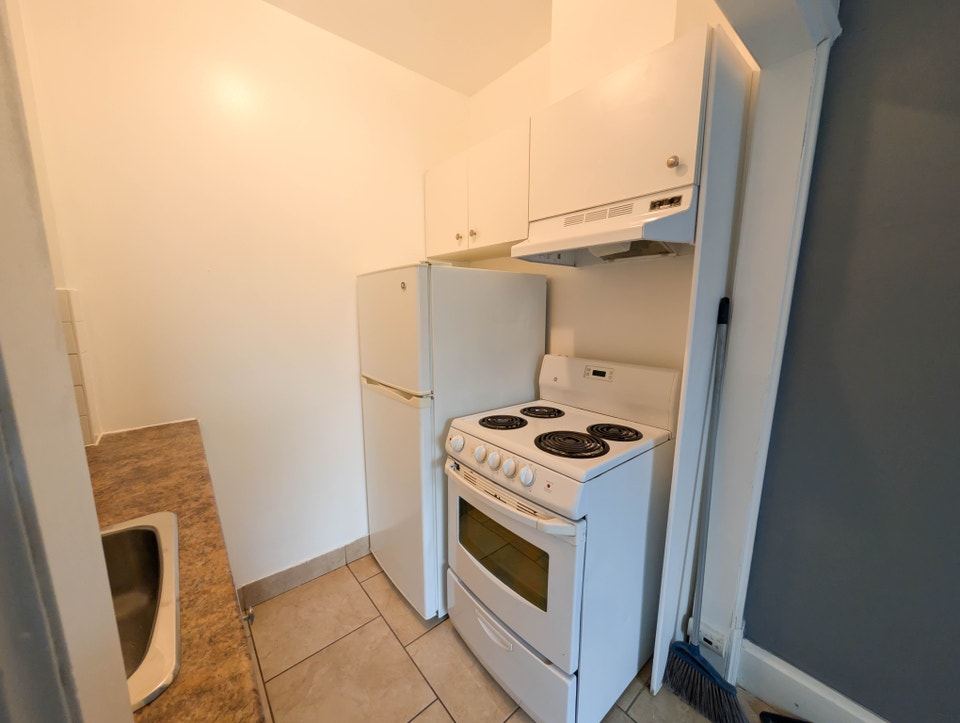 55 Wellington St S, Hamilton (Unit 2) - Bachelor Apartment 3