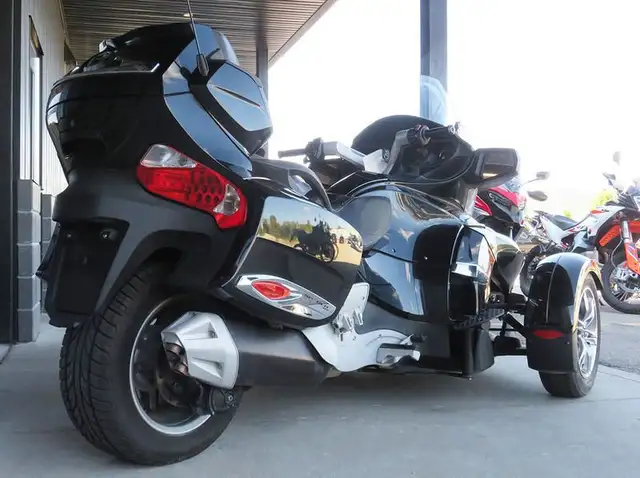 2011 Can-Am Spyder Roadster RT-Limited in Sport Touring in Cambridge - Image 6