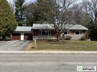 **Charmante maison unifamiliale avec garage double et piscine** Belle maison unifamiliale situé dans...
