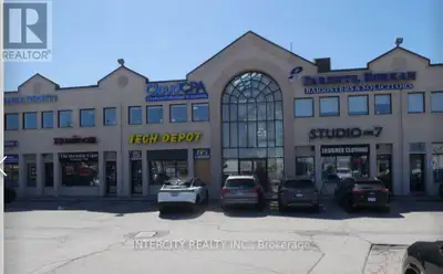 Second floor office space in a fantastic location in a well known and distinctive building with elev...