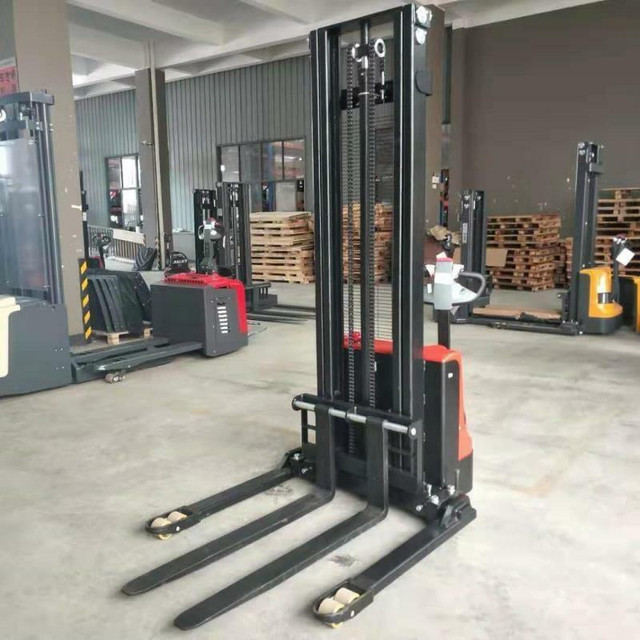 Brand new Electric straddle stacker pallet stacker 138” 2645lbs in Other in Whitehorse - Image 4