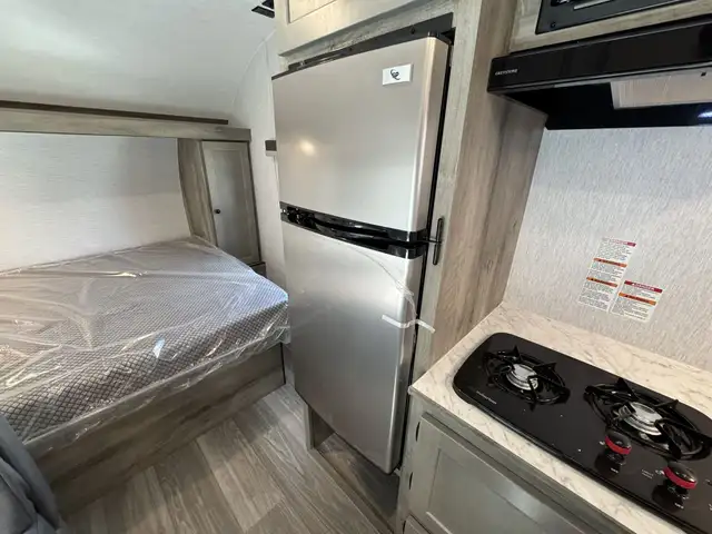 2026 ,Sun Lite,Sunset Park RV 19BH in Travel Trailers & Campers in Kamloops - Image 15
