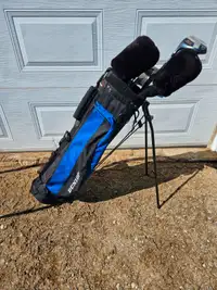 Sac de golf DUNLOP avec trépied usagé avec bâtons pour droitier.