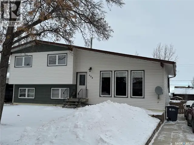 604 5th AVENUE W Assiniboia, Saskatchewan in Houses for Sale in Moose Jaw - Image 2